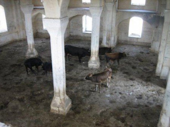 Məscidin tövlə kimi istifadə edilməsi islam dünyası üçün təhqirdir - nazir