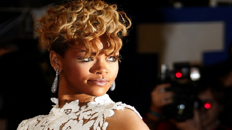 Bakıya gələn Rihanna üzünü jurnalistlərdən gizlətdi