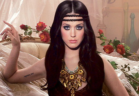 Keti Perri çimərlikdə