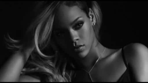 Rihanna köpək balıqları ilə üzdü