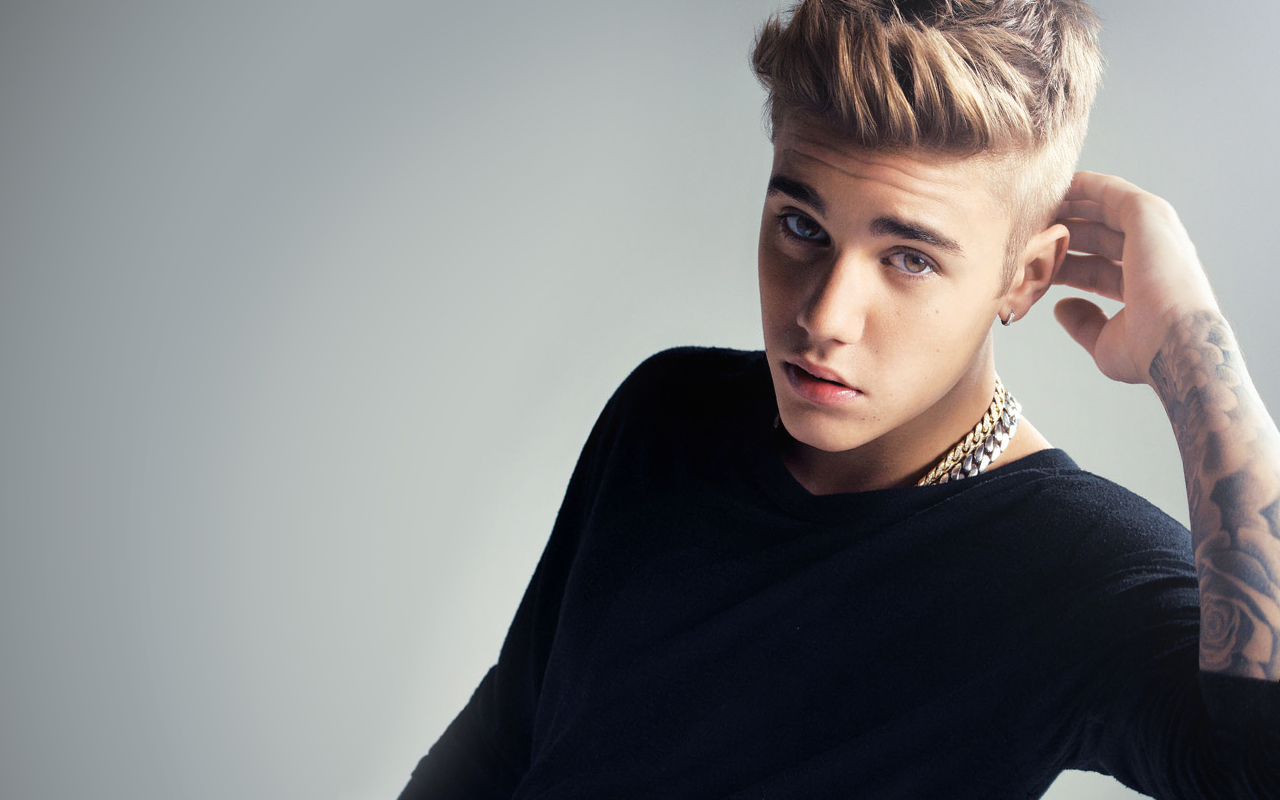 Castin Biber çılpaq fotosunu paylaşdı