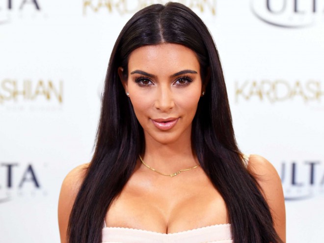 Kim Kardaşyanın küçədə sinəsi açıldı - foto