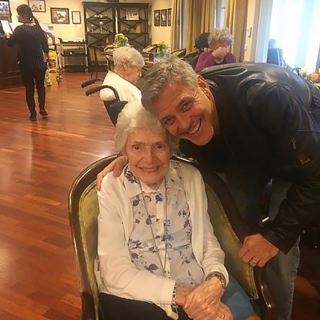Corc Kluni 87 yaşlı qadın pərəstişkarı ilə - foto