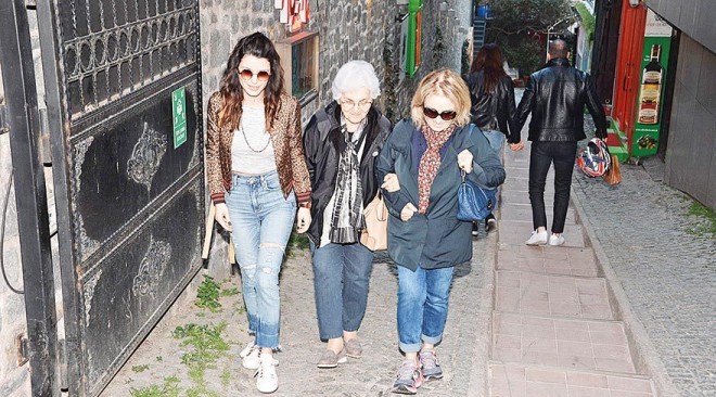 Beren Saat anası və nənəsi ilə