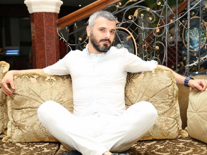 Samirin maşının şüşələri sındırıldı