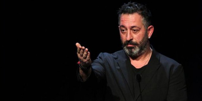 Cem Yılmaz yaşlı halı ilə təəcübləndirdi