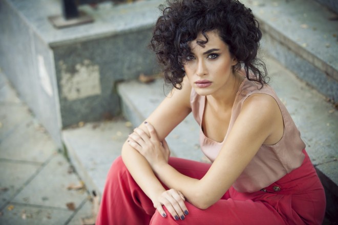Hande əli üstə yoqa etdi