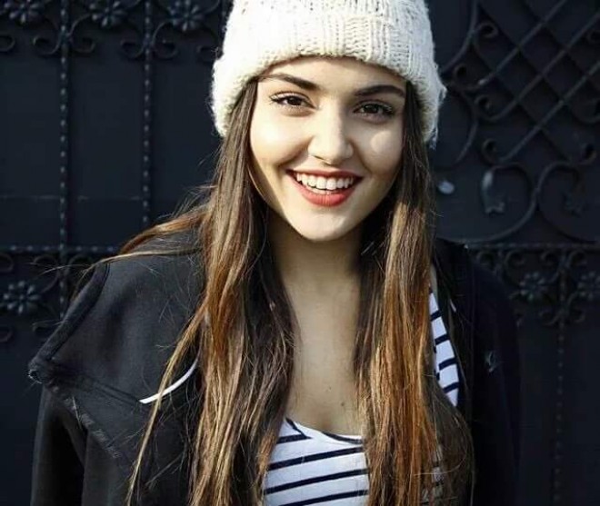 Hande Erçel iti ilə gündəmdə - fotolar