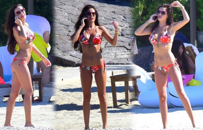 Çimərlikdə görüntülənən model bədəni ilə diqqət çəkdi