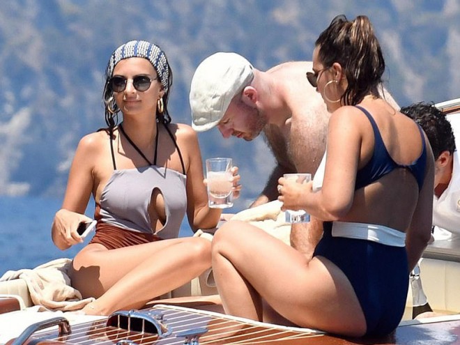 Emili Ratajovski sevgilisi ilə istirahətdə - fotolar