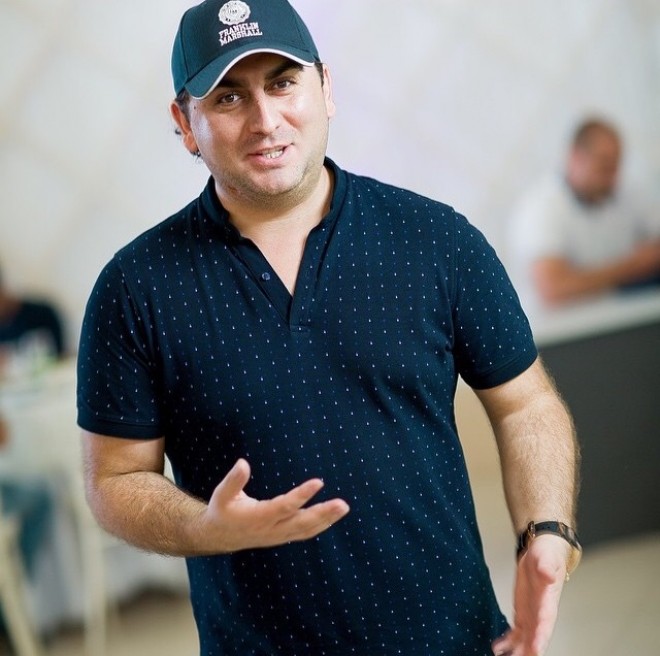 Tolik: “Bizdə kişi müğənnilərin çoxu kimisə yamsılayır”