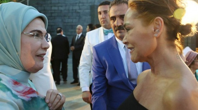 Hülya Avşar dekolteli geyimindən danışdı: "Prezidentdən daha mühafizəkardılar"