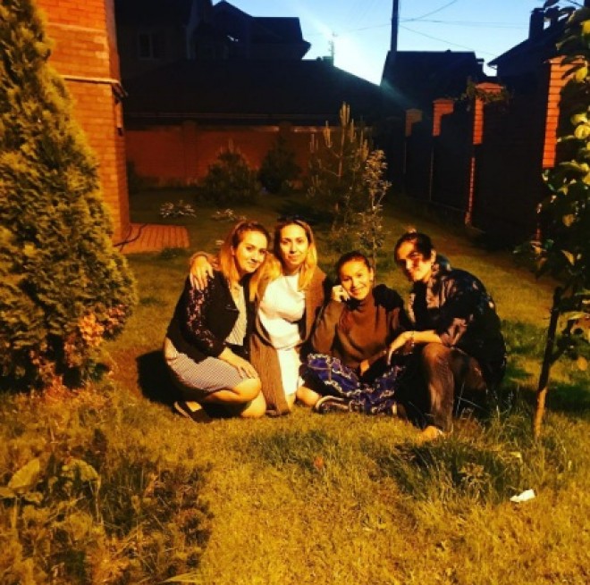 Rəqsanənin əmisiqızları ilə pozitiv fotoları