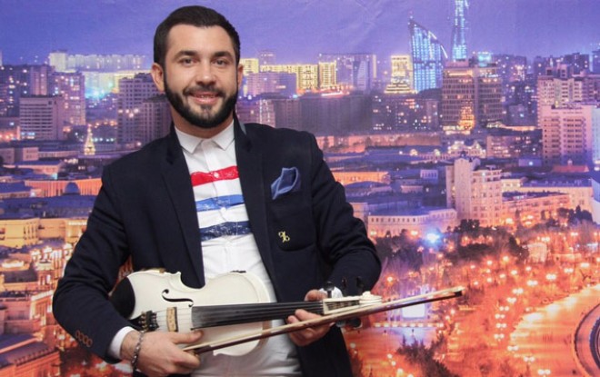Əməkdar artist məzunları təbrik etdi