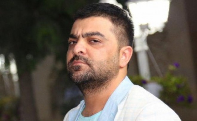 Fərda uzanaraq rəqs etdi - video