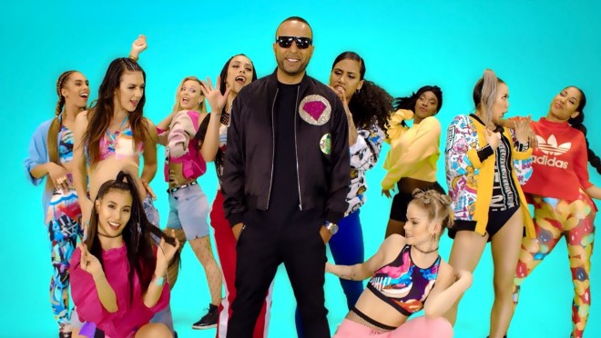 Araş gənc qızlarla rəqs etdi - video