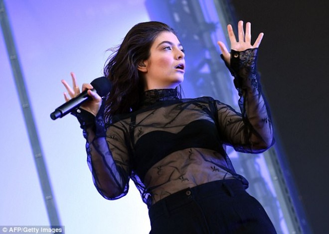 Məşhur müğənni festivalda səhnə aldı