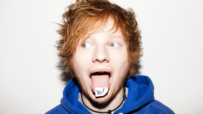 Ed Şiran ağzına 55 ədəd şokolad yerləşdirdi - video