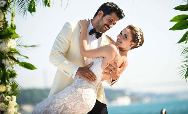 Fahriye və Buraka təyyarədə hədiyyə etdilər - foto