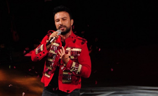 Demet Tarkanı gül yağışına tutdu