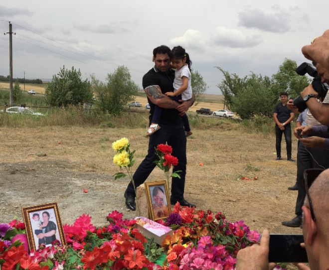 &nbsp;Kamil Zeynallı qətlə yetirilən Zəhranın dəfn mərasimində - foto