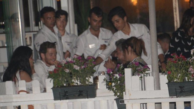 Deniz Seki nişanlısı ilə dodaq-dodağa - foto