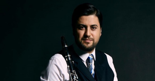 Klarnet ifaçısının delfinlərlə dueti - video