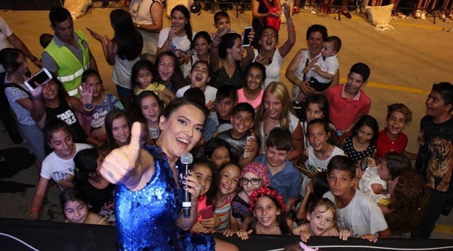 Demet ayaqyalın konsert verdi