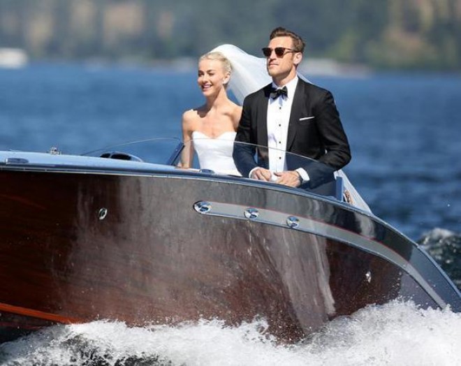 Yeni evlənən cütlük öpüşərkən - fotolar