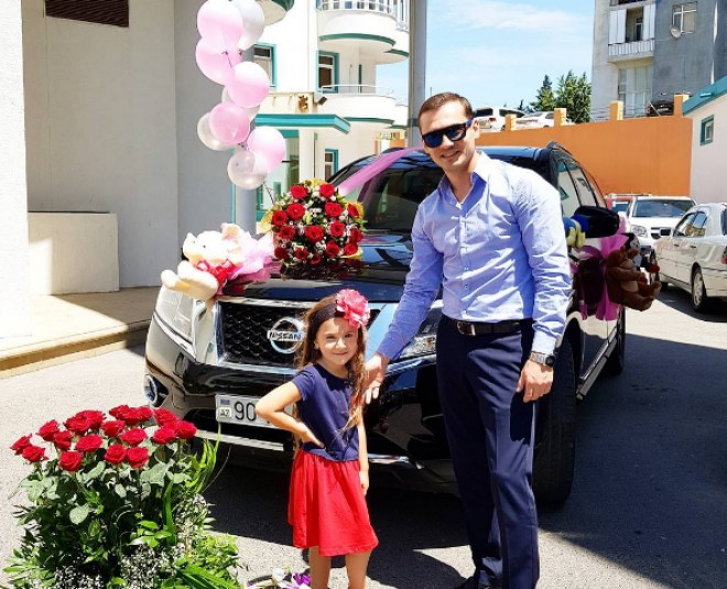 Emil yeni doğulan qızı üçün doğum evində