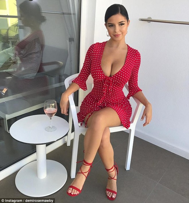 Demi Rouz bikinili fotosu ilə nəfəs kəsdi - foto