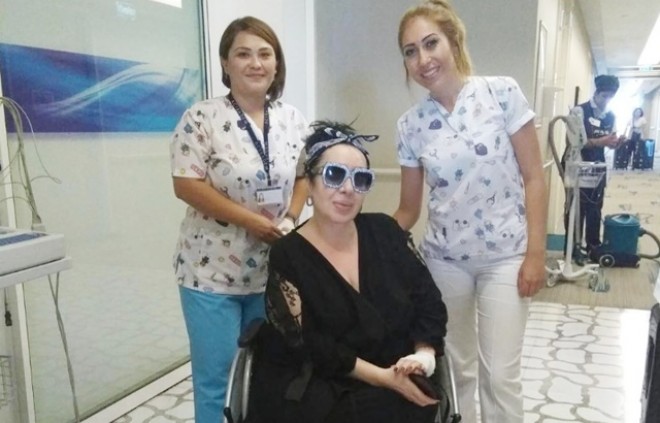 Modelyer Nur Yerlitaş xətəxanadan evə çıxıb