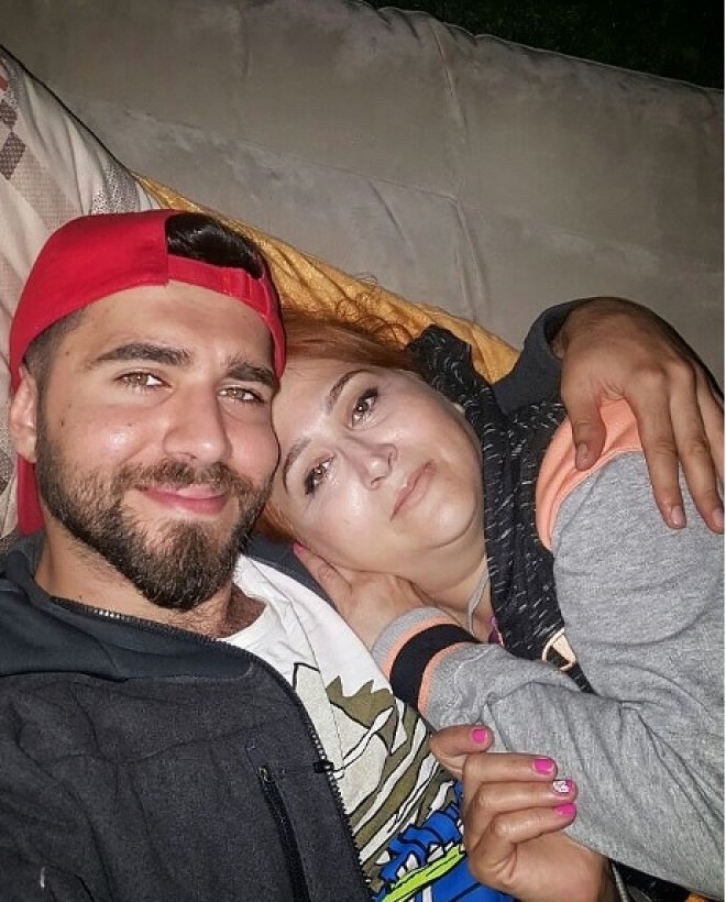 Çingiz anası ilə fotosunu paylaşdı