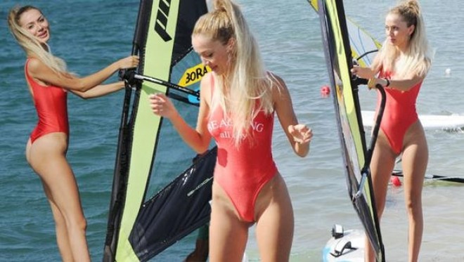 Seksual model çimərlik geyimində