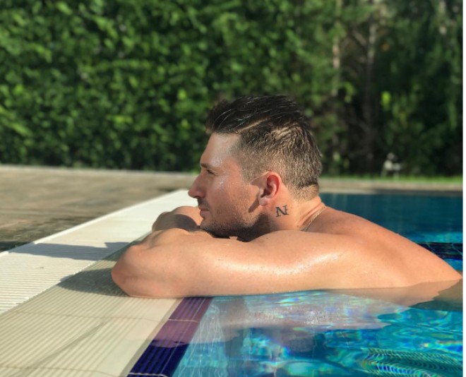 Türkiyədə konsert veren Sergey hovuzda rəqs etdi