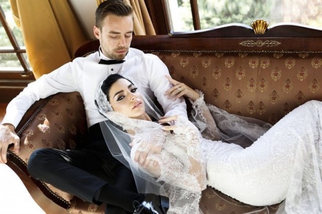 Murad boşanma xəbərlərini yalanladı