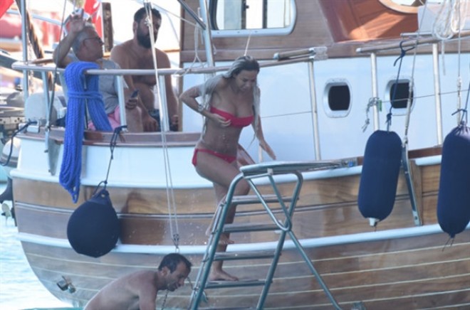 Didem Muazzes Ersoyun yaxtasında şou göstərdi