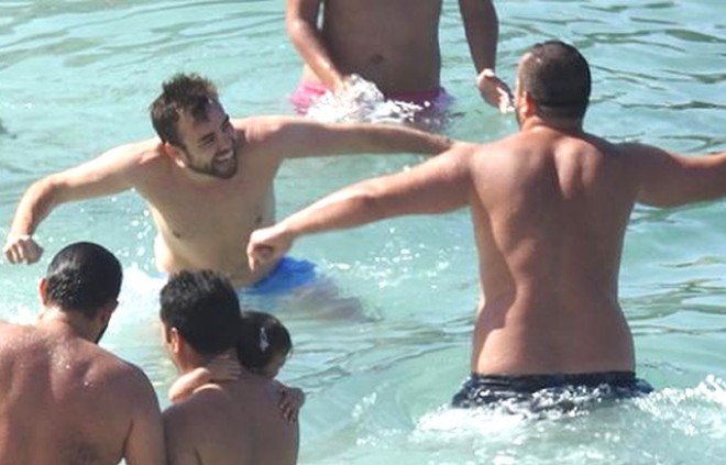 Murat Dalklıç Mervesiz dənizdə görüntüləndi