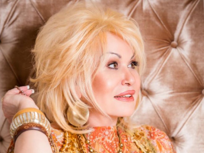 Nisə Qasımova avtomobildə Faiq Ağayevin mahnısına oynadı - video