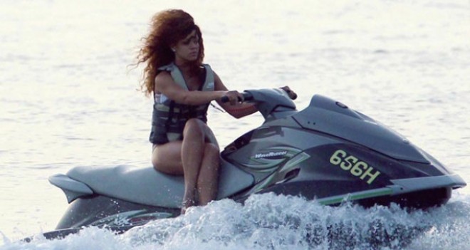 Rihannanın “skuter” sürməsi gülüşə səbəb oldu