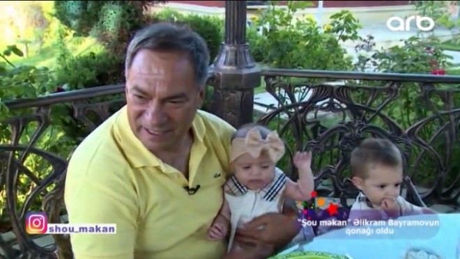 Əlikram Bayramov ikinci nəvəsini efirdə göstərdi