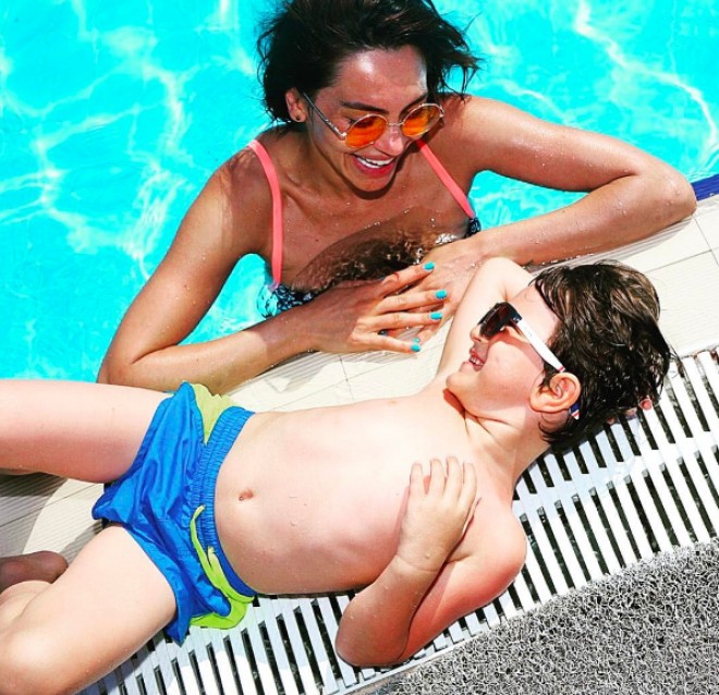 Günay və oğlu hovuzda - foto