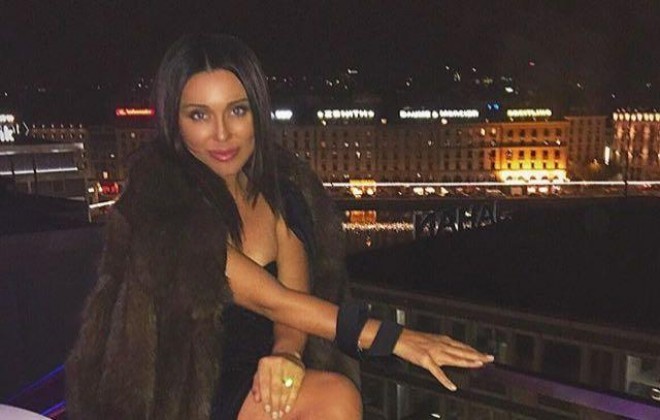 Validənin sinə dekolteli libası