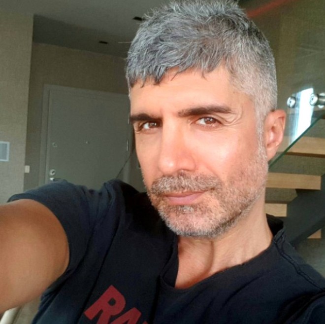 45 yaşlı Özcan Denizin təbii ağ saçları - foto