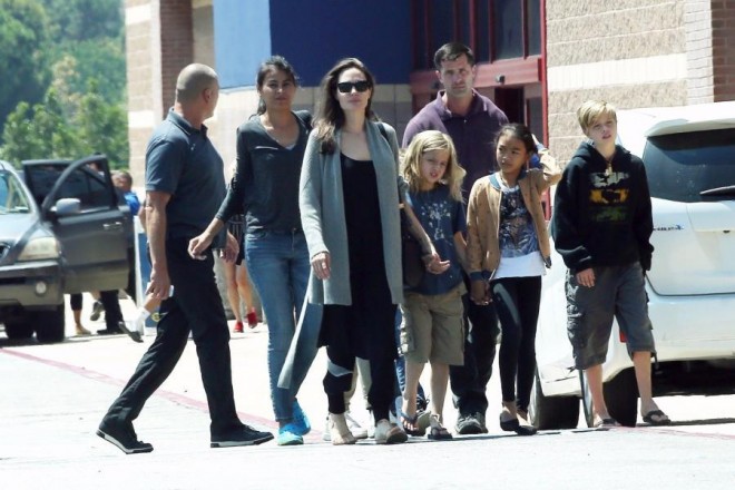 Ancelina Coli övladları ilə paparatsilərə tuş gəldi - fotolar