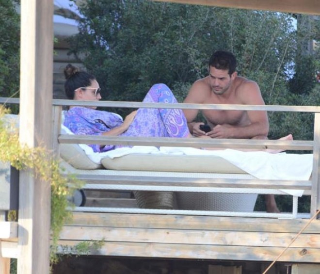 Bodrumda dincələn Brukun sevgilisi – fotolar