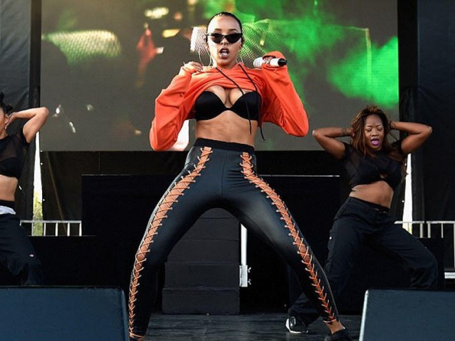 Konsertdə sinəsini göstərdi - fotolar