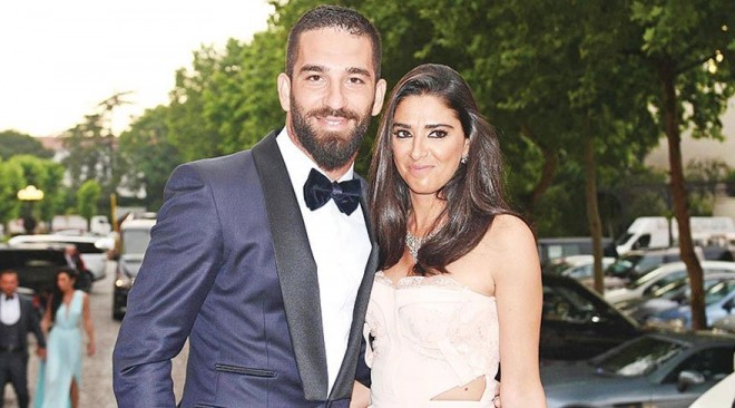 Arda Turan sevgilisi ilə istirahətdə