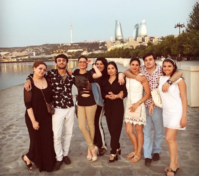 Yeni ailə həyatı quran Natavan həyat yoldaşı ilə şəhər gəzintisində