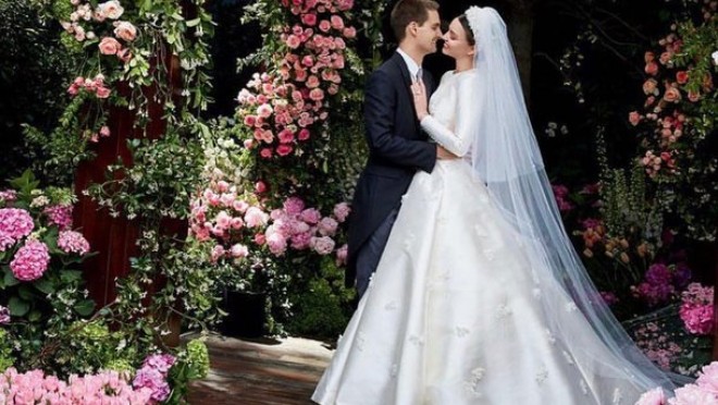 Miranda Kerrin gəlinliyi sərgiyə qoyuldu